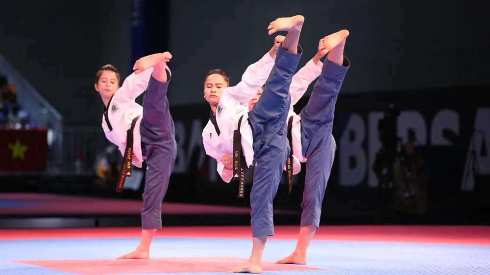 Tuyết Vân, Lệ Kim, Tuyết Mai biểu diễn bài quyền