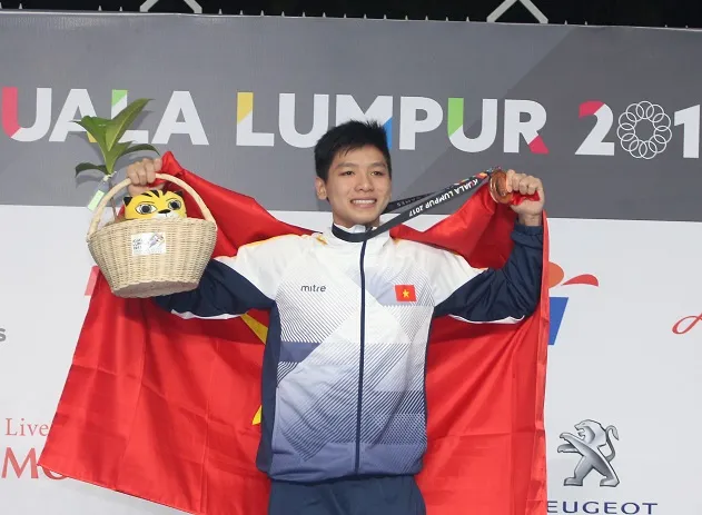 VĐV trẻ Nguyễn Hữu Kim Sơn đang được truyền thông rất chú ý nhờ chuyên môn ấn tượng. Ảnh: DŨNG PHƯƠNG