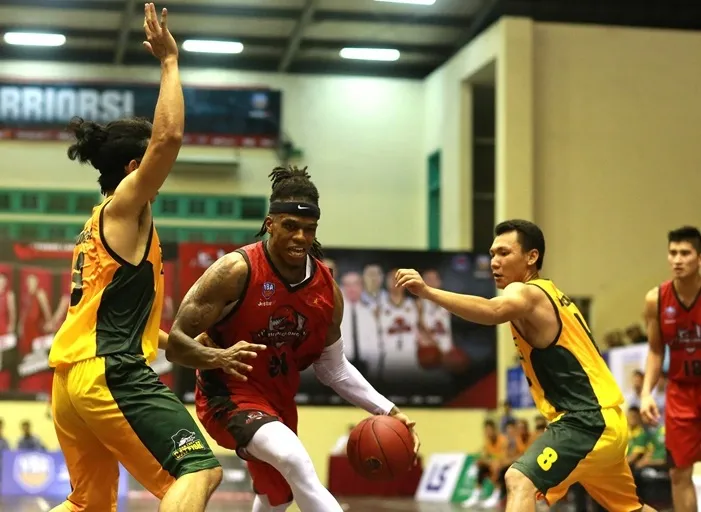 Chủ nhà Thang Long Warriors (áo đỏ) đã có chiến thắng nhẹ nhàng. Ảnh: NGỌC HẢI