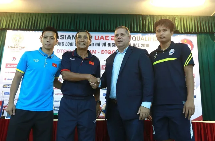 HLV 2 đội tuyển rất cởi mở trước trận đấu. Ảnh: MINH HOÀNG