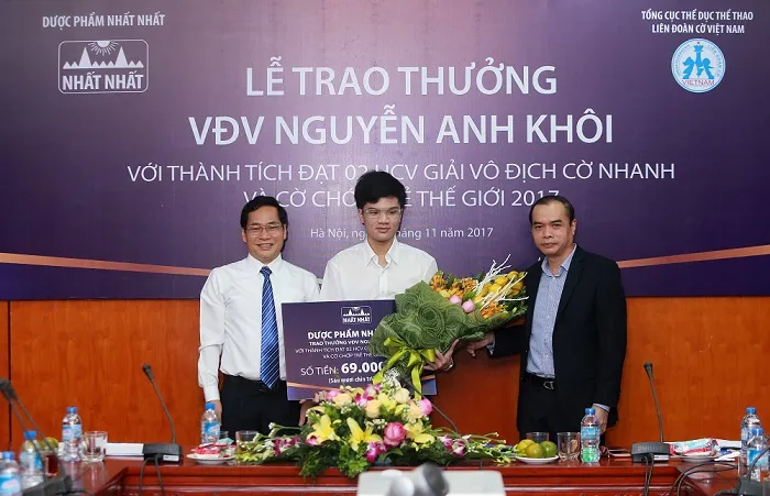 Anh Khôi (giữa) được Liên đoàn cờ và nhà tài trợ thưởng 69 triệu đồng. Ảnh: NGỌC HẢI