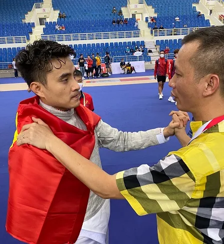 HLV Phạm Anh Tuấn đã xúc động rơi nước mắt khi chứng kiến Thành An đoạt HCV. Ảnh: MINH CHIẾN