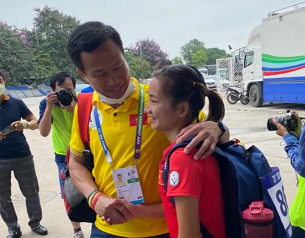 HLV Nguyễn Văn Sỹ chúc mừng Nguyễn Thị Oanh sau khi giành HCV đầu tiên cho đội tuyển điền kinh Việt Nam. Ảnh: MINH CHIẾN