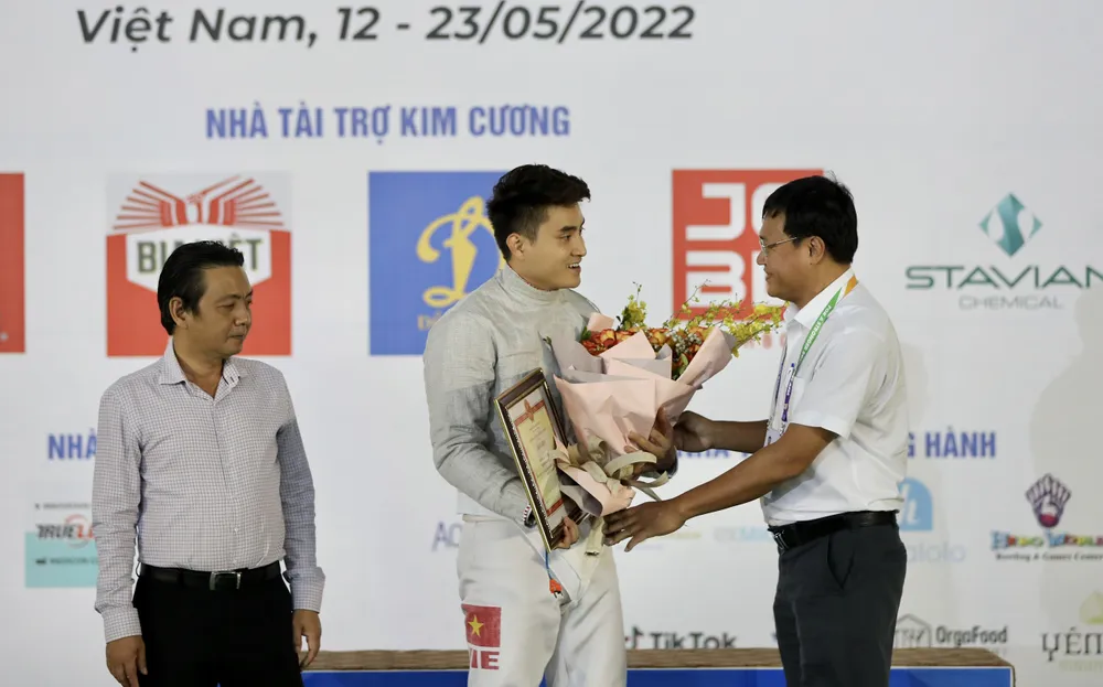 Lãnh đạo Bộ VH-TT-DL trao bằng khen cho kiếm thủ Vũ Thành An ảnh 1