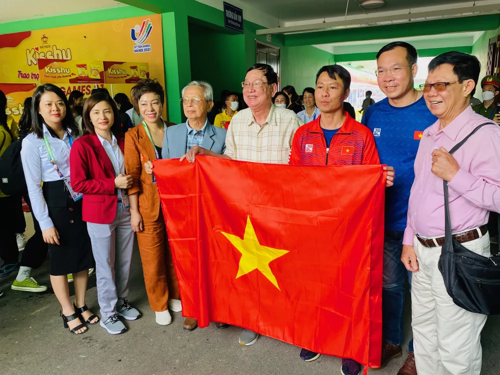 Xạ thủ Trần Quốc Cường chung vui cùng bố mình ngay sau khi chiến thắng 50m súng ngắn bắn chậm. Ảnh: MINH CHIẾN