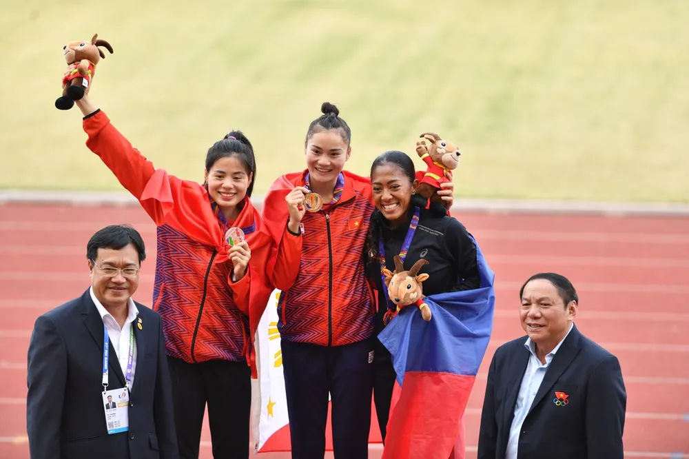 Bộ trưởng Bộ VH-TT-DL Nguyễn Văn Hùng và Tổng cục trưởng Tổng cục TDTT Đặng Hà Việt đã tới sân Mỹ Đình tặng huy chương cho Quách Thị Lan. Ảnh: NHẬT ANH