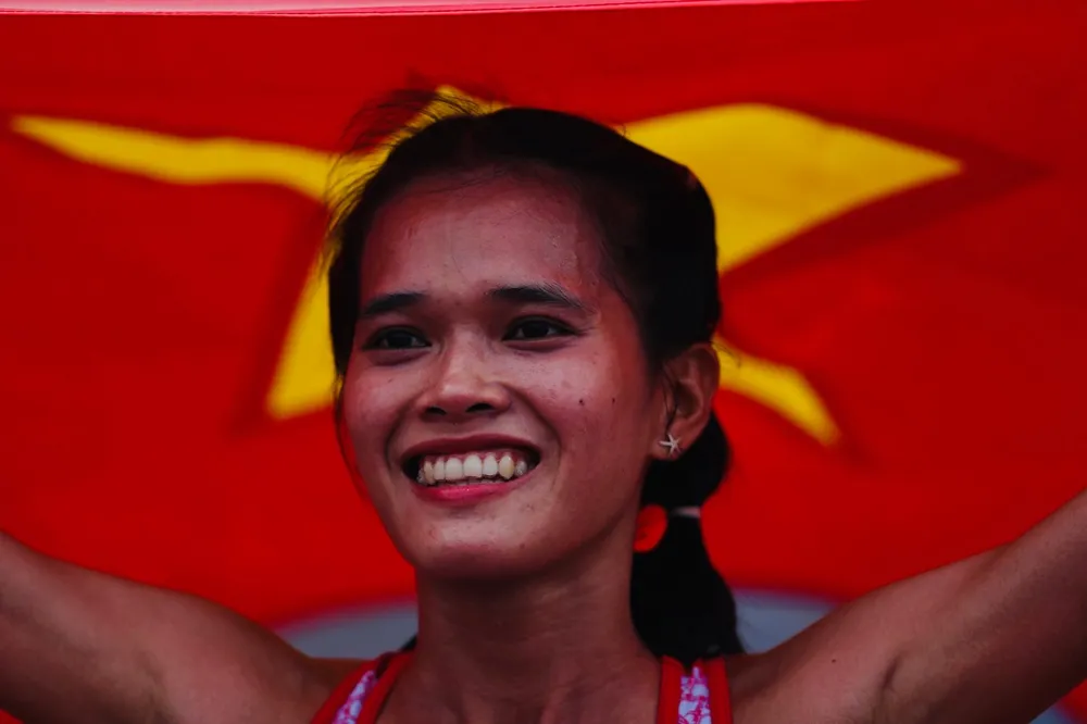 Đoạt vô địch cùng tổ tiếp sức 4x400m, Nguyễn Thị Huyền có tấm HCV thứ 10 ở SEA Games ảnh 2