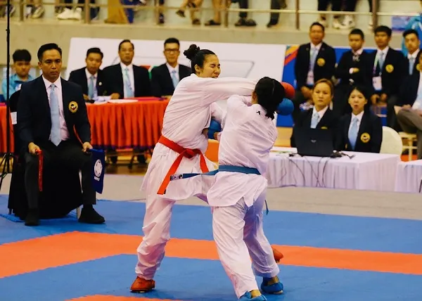 Các cô gái karate biểu diễn tung quyền giành HCV ảnh 6