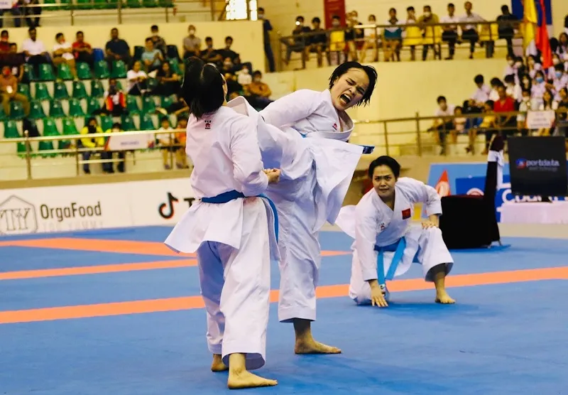 Các cô gái karate biểu diễn tung quyền giành HCV ảnh 4