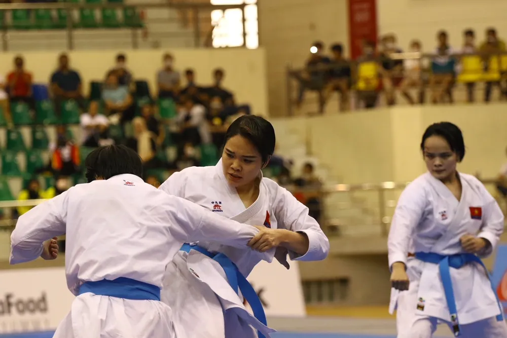 Các cô gái karate biểu diễn tung quyền giành HCV ảnh 3