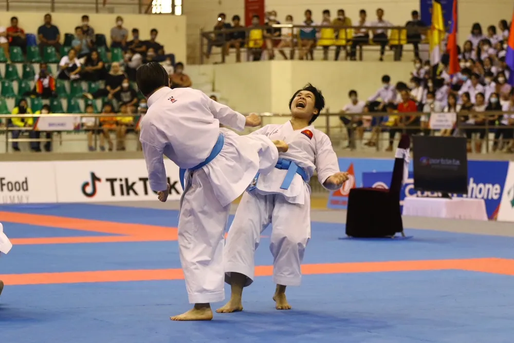 Các cô gái karate biểu diễn tung quyền giành HCV ảnh 2