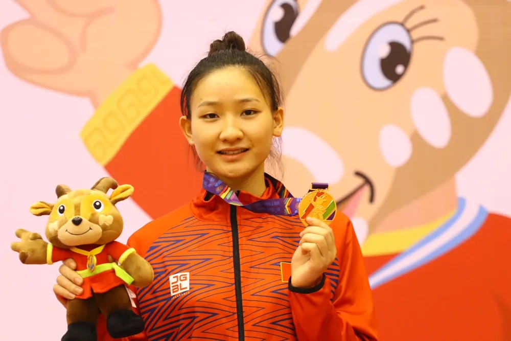 Các cô gái karate biểu diễn tung quyền giành HCV ảnh 5