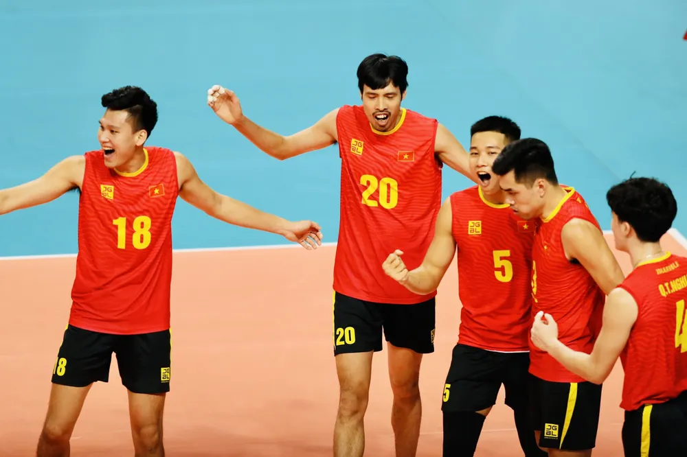 Chùm ảnh thăng hoa của cầu thủ bóng chuyền nam sau chiến thắng Thái Lan ảnh 2