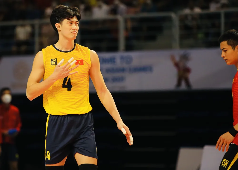 Cùng xem “nam thần” Quản Trọng Nghĩa biểu cảm tại chung kết trước Indonesia ảnh 3