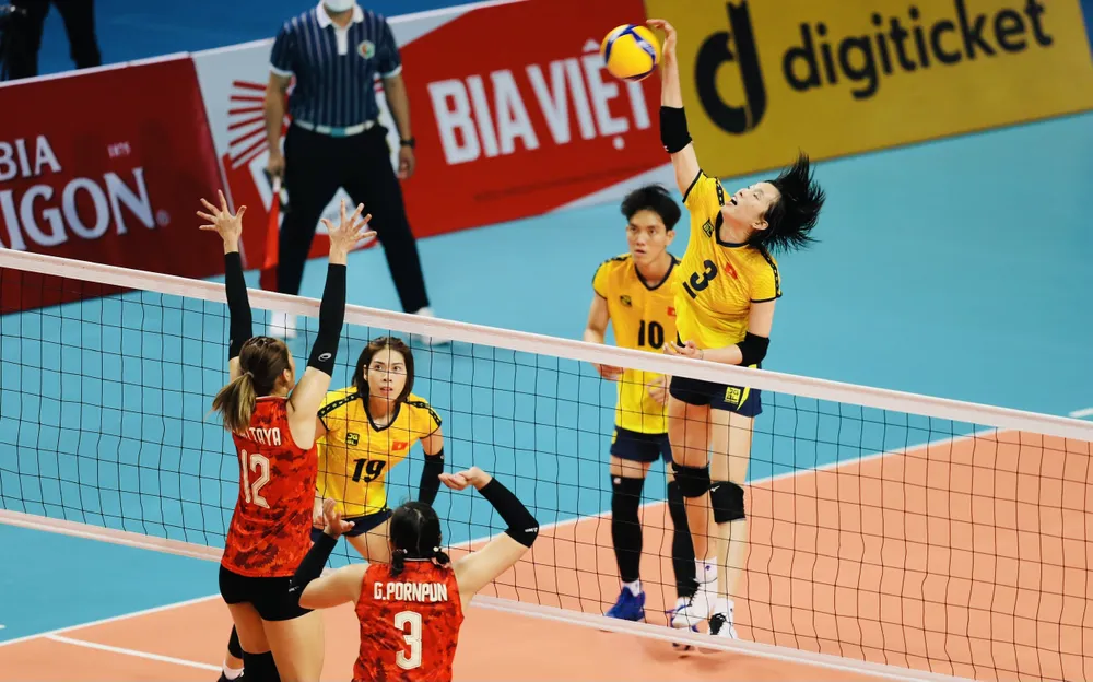 Bóng chuyền nữ Việt Nam cảm ơn khán giả nhà đã cổ vũ hết mình ảnh 1