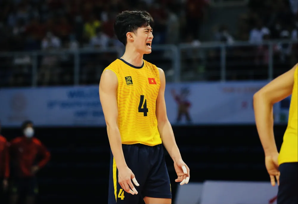 Cùng xem “nam thần” Quản Trọng Nghĩa biểu cảm tại chung kết trước Indonesia ảnh 1