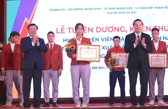 Lãnh đạo Thành ủy và UBND thành phố Hà Nội đã tuyên dương khen thưởng các HLV, VĐV thể thao Hà Nội đạt kết quả xuất sắc tại SEA Games 31. Ảnh: TÚ TÚ