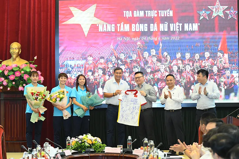 Ban tổ chức cuộc tọa đàm nâng tầm bóng đá nữ Việt Nam đã gặp gỡ HLV Mai Đức Chung và các cầu thủ. Ảnh: THÀNH ĐẠT