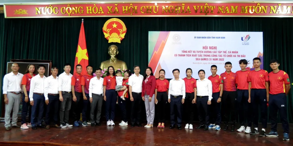 UBND tỉnh Nam Định đã trao thưởng và vinh danh các VĐV, HLV đạt thành tích tại SEA Games 31. Ảnh: P.QUỲNH