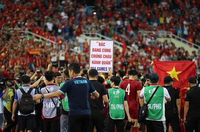 Phóng viên thể thao ăn, ngủ cùng... thể thao Việt Nam ảnh 10