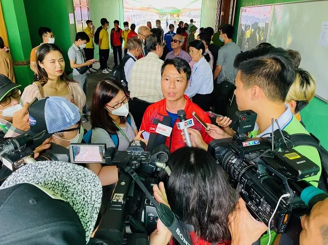 Phóng viên thể thao ăn, ngủ cùng... thể thao Việt Nam ảnh 9