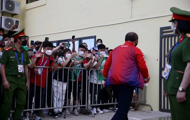 Phóng viên thể thao ăn, ngủ cùng... thể thao Việt Nam ảnh 5