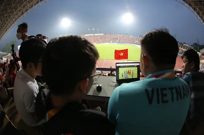 Phóng viên thể thao ăn, ngủ cùng... thể thao Việt Nam ảnh 6