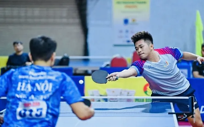 Nguyễn Đức Tuân (Hải Dương 1) đã cố gắng nhưng không thể vượt qua được Nguyễn Anh Tú (Hà Nội 1) tại trận đơn đầu tiên của chung kết đồng đội nam. Ảnh: DUY LINH