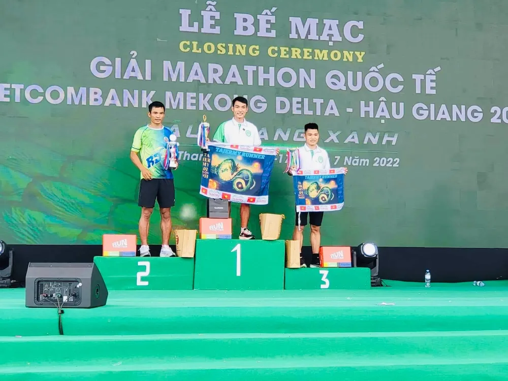 Hoàng Nguyên Thanh đã có thêm tấm huy chương vô địch giải marathon tại Hậu Giang trong năm nay. Ảnh: H.N.THANH