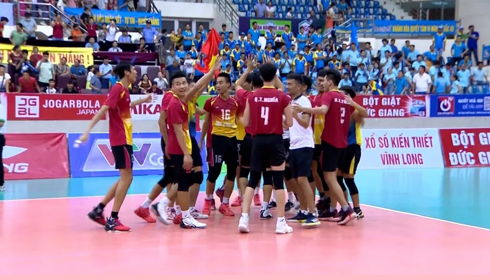 Cầu thủ Tràng An Ninh Bình vui mừng sau chiến thắng tại chung kết. Ảnh: ON