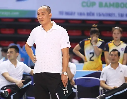 HLV Nguyễn Tuấn Kiệt sẽ có nhiều điều phải làm để hình thành lại lối chơi của đội tuyển nữ theo ý đồ chiến thuật của mình. Ảnh: DŨNG PHƯƠNG