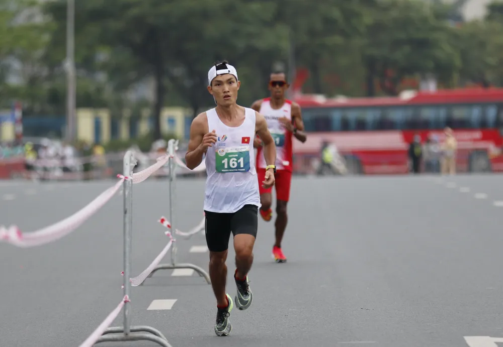 Hoàng Nguyên Thanh đi vào lịch sử điền kinh Việt Nam khi vô địch marathon SEA Games 31 ảnh 1