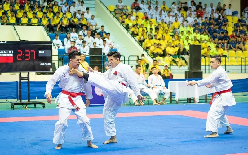 VĐV karate nam thi đấu chung kết nội dung kata đồng đội tại lễ khai mạc giải vô địch karate trẻ quốc gia 2022. Ảnh: TANMIDO
