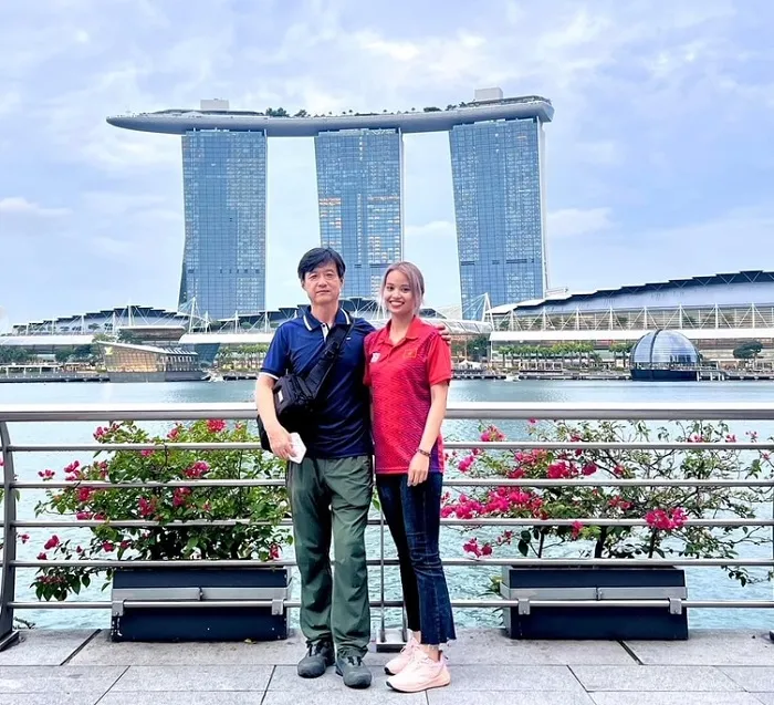 Tuyển thủ Ánh Nguyệt và chuyên gia Hàn Quốc của đội tuyển bắn cung Việt Nam chụp ảnh lưu niệm trước khi sẵn sàng bước vào tranh tài ở Singapore. Ảnh: A.NGUYỆT