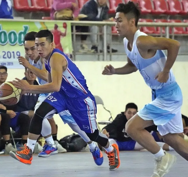 Sân chơi bóng rổ sinh viên toàn quốc là nơi các cầu thủ còn khoác áo ghế nhà trường được cơ hội thể hiện tốt nhất khả năng thể thao. Ảnh: QUANG MINH