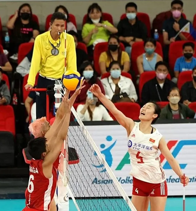 Trọng tài Nguyễn Việt Hòa tham gia điều hành cúp bóng chuyền nữ châu Á 2022 vừa qua. Ảnh: V.HÒA