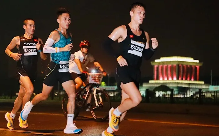 Đỗ Quốc Luật (dẫn đầu) đang là một trong những VĐV quan trọng của điền kinh thể thao Biên Phòng tại Đại hội thể thao toàn quốc năm nay. Ảnh: T.MARATHON HN