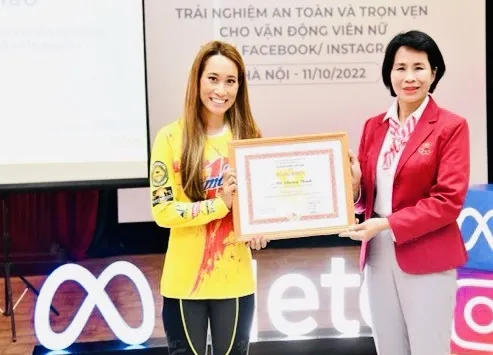 Ủy ban Olympic Việt Nam đã tặng bằng khen cho Vũ Phương Thanh. Ảnh: VĂN DUY
