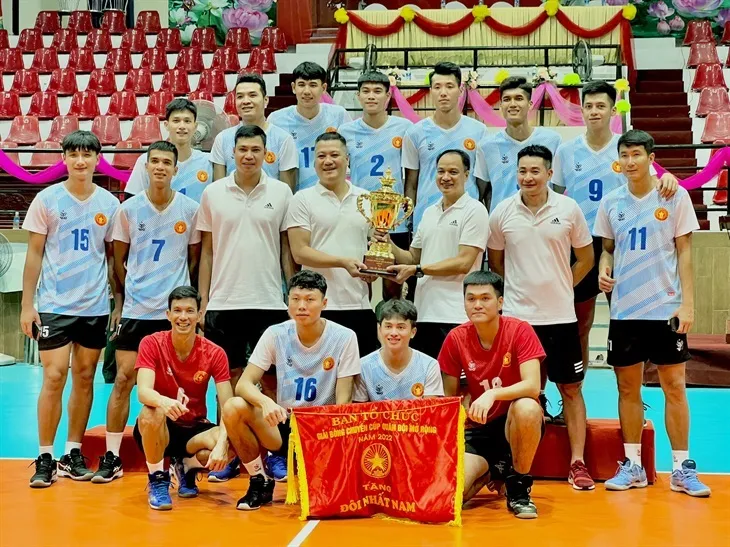 Đội tuyển bóng chuyền Quân đội là sự kết hợp của cầu thủ Thể Công, Biên Phòng, Quân khu 3 và cầu thủ trẻ được tạo nhiều điều kiện thi đấu chứng tỏ chuyên môn. Ảnh: Đ.TIỀN