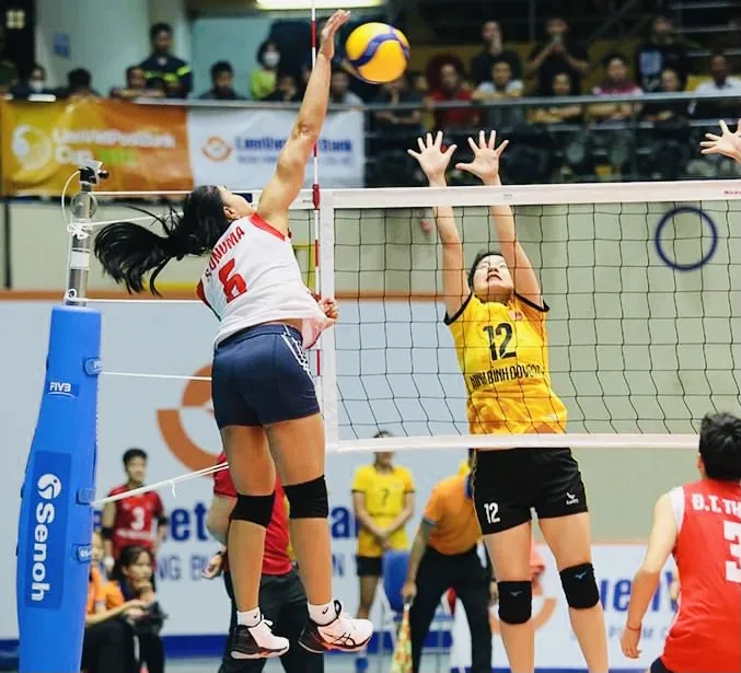 Đội nữ Ninh Bình Doveco (áo vàng) đã chắn bóng thành công để đoạt ngôi vô địch. Ảnh: T.THẢO