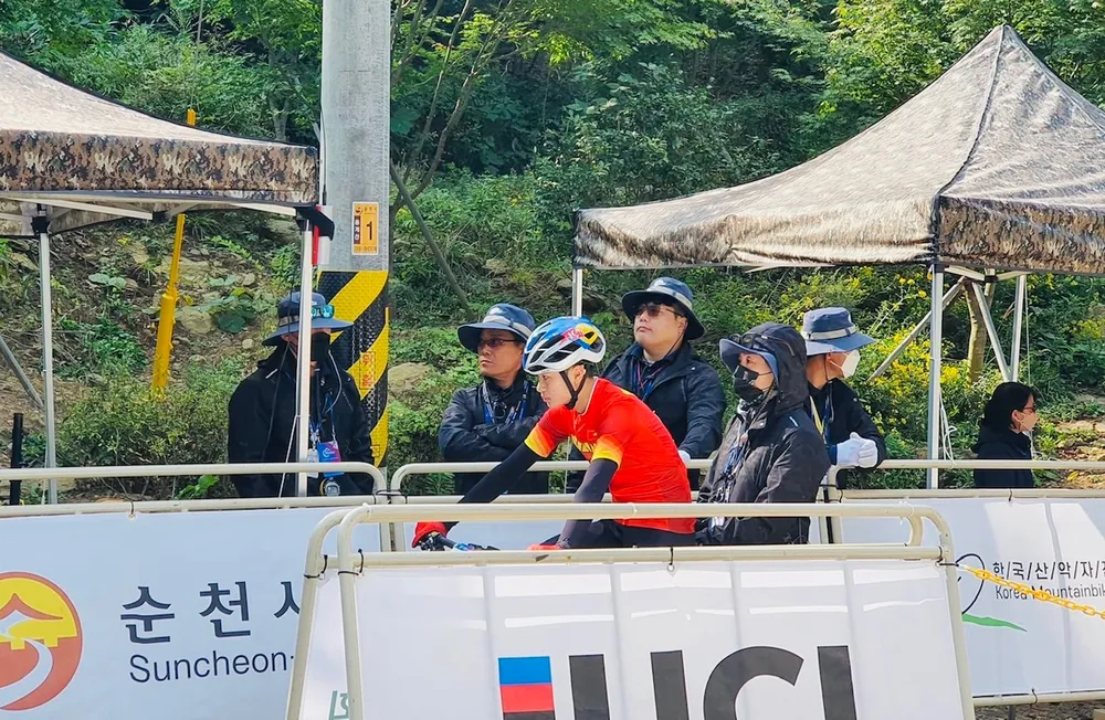 Cua-rơ Việt Nam bước vào thi đấu vòng loại của nội dung băng đồng. Ảnh: N.VŨ