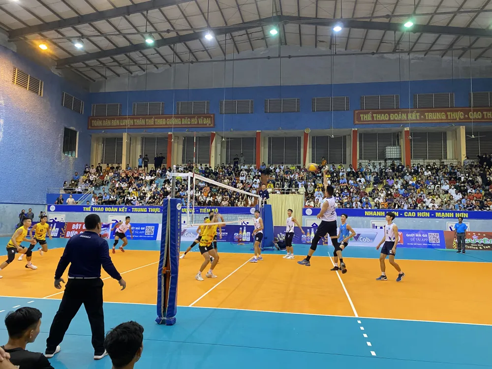 Đội Đà Nẵng (áo trắng) đã chiến thắng và giành suất thăng hạng sau giải hạng A năm nay. Ảnh: MINH CHIẾN