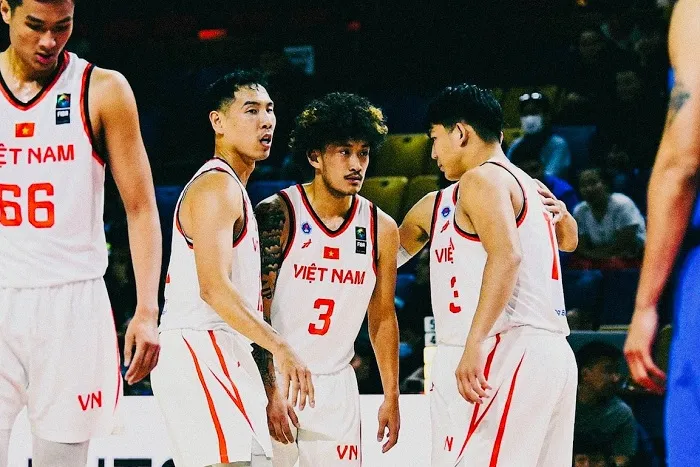 Đội bóng rổ nam 5x5 của Việt Nam tại trận thi đấu với Thái Lan. Ảnh: VBAF