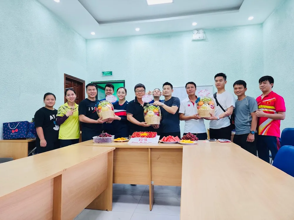 Chuyên gia Park Chung-gun được các học trò tại đội tuyển bắn súng Việt Nam chúc mừng ngày nhà giáo Việt Nam. Ảnh: PARK