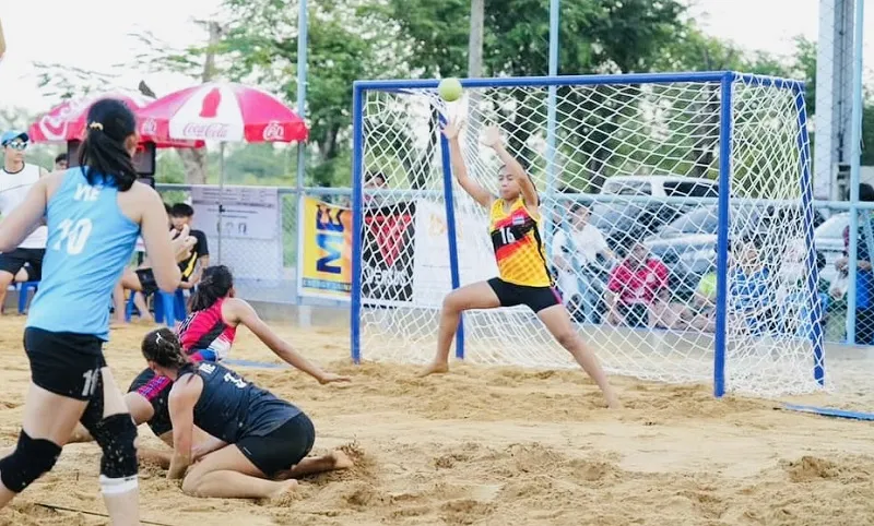 Một pha tấn công ném bóng của cầu thủ nữ Việt Nam trong trận gặp Thái Lan ở lượt thi đấu cuối. Ảnh: BTC