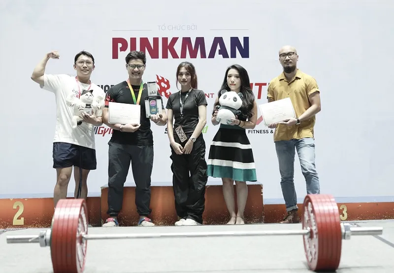 Ban tổ chức đã trao thưởng cho những VĐV toàn năng của giải. Ảnh: P.VN