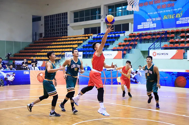 Bóng rổ TPHCM (áo đỏ) đang là đương kim vô địch Đại hội thể thao toàn quốc. Ảnh: LƯỢNG LƯỢNG