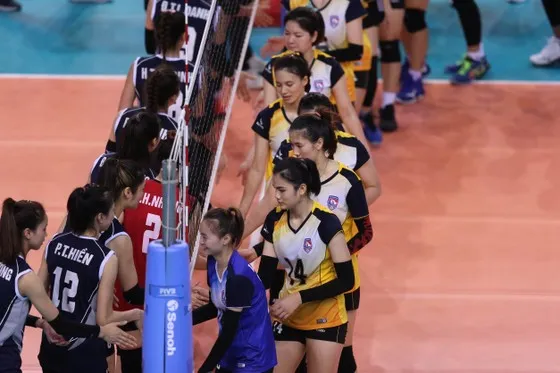 Bóng chuyền nữ Quảng Ninh (phải) là chủ nhà Đại hội thể thao toàn quốc năm nay nên các cầu thủ quyết tâm giành được huy chương sau thi đấu. Ảnh: DŨNG PHƯƠNG