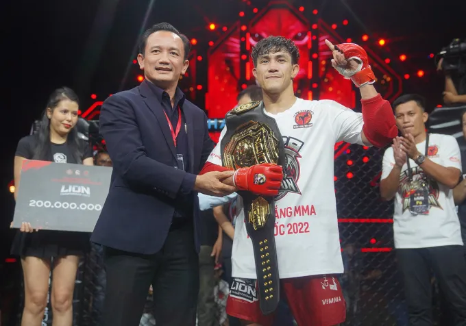 Duy Nhất đã được trao đai vô địch khi chiến thắng tại chung kết MMA LION Championships 2022 lần đầu tổ chức ở Việt Nam. Ảnh: VMMAF