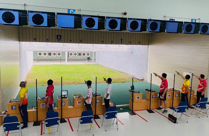 Các xạ thủ thi đấu nội dung cuối cùng tại Đại hội thể thao toàn quốc năm nay. Ảnh: MINH CHIẾN